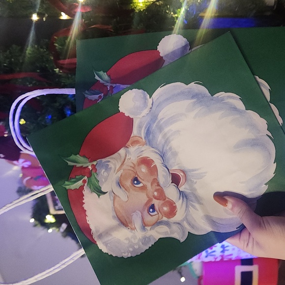 π CITYGIRLXSTYLE HOLIDAY LISTING π YOU ARE PURCHASING 2 CHRISTMAS BAGS+TISSUE - Picture 3 of 3